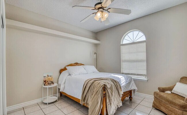 Building Photo - Short Term leases optionn4 Bedrooms 3 baths( near by Sunland Park Dr & Mesa St)