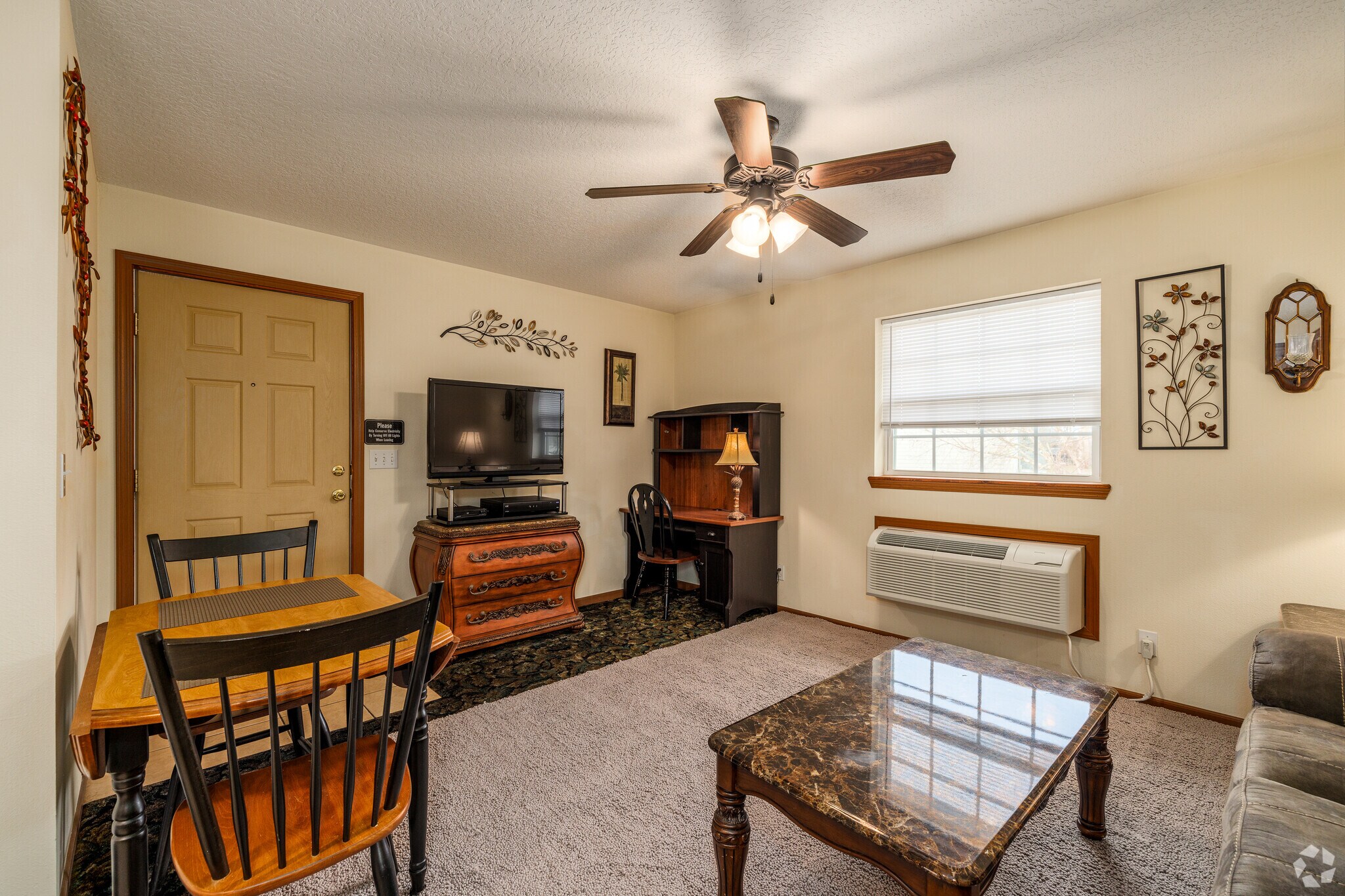 1BR, 1BA - 650SF - Living Area - Sanibel Executive Suites