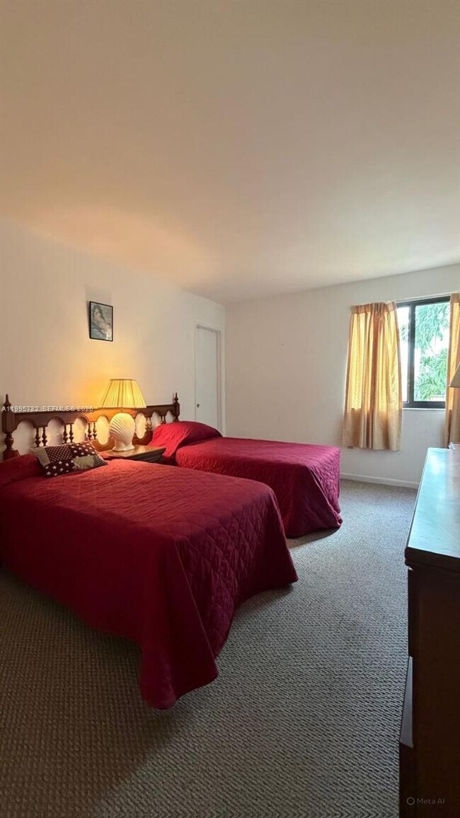 Building Photo - 221 W Park Dr