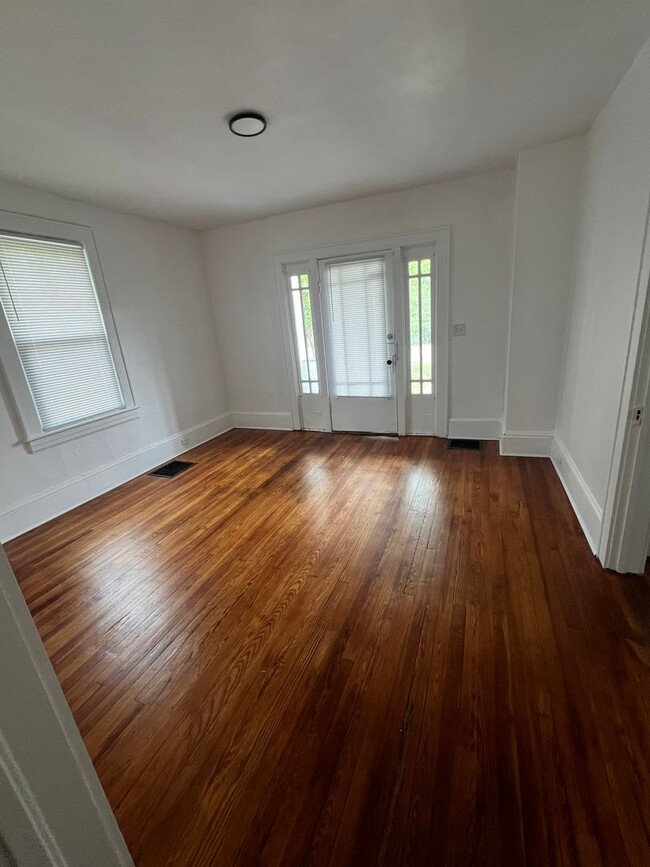 Building Photo - 3 bedroom, 1 bath house