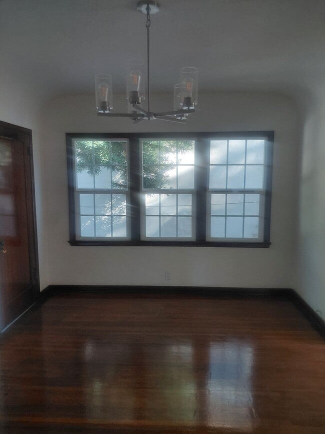 Building Photo - 1010