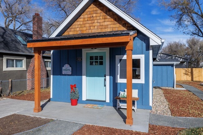 Building Photo - Beautifully remodeled bungalow