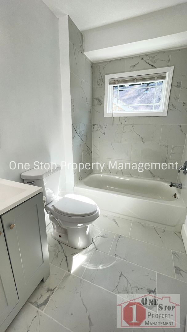 Building Photo - Charming 3 Bed, 1.5 Bath Home with Charact...