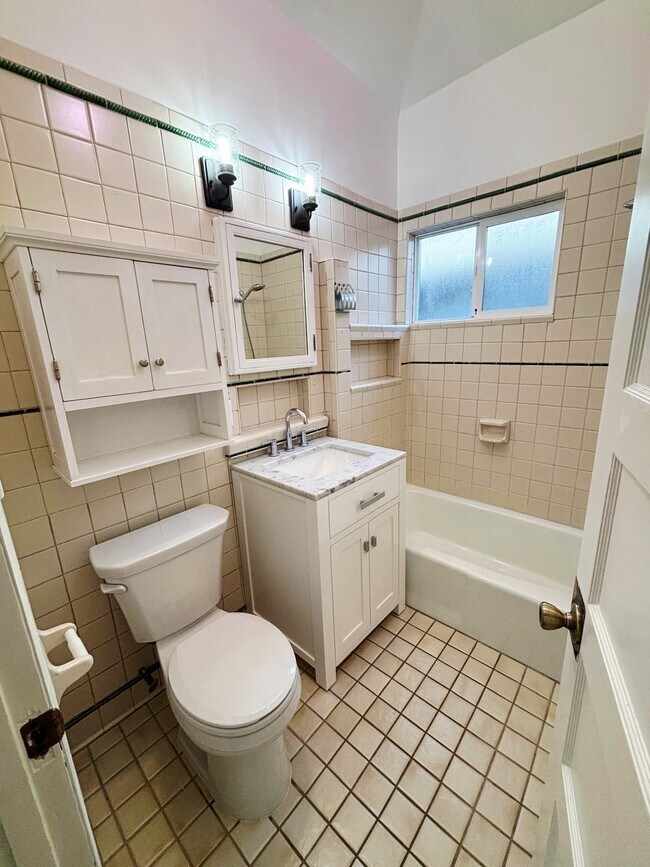 Building Photo - 823 Apgar St