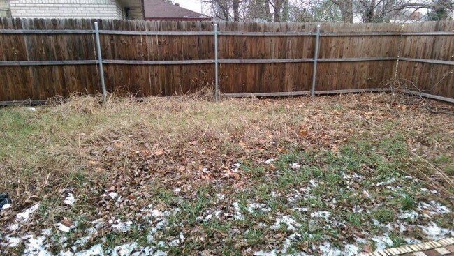 Building Photo - 4 bed 2.5 bath 2 story duplex! New paint and flooring ready for move in!