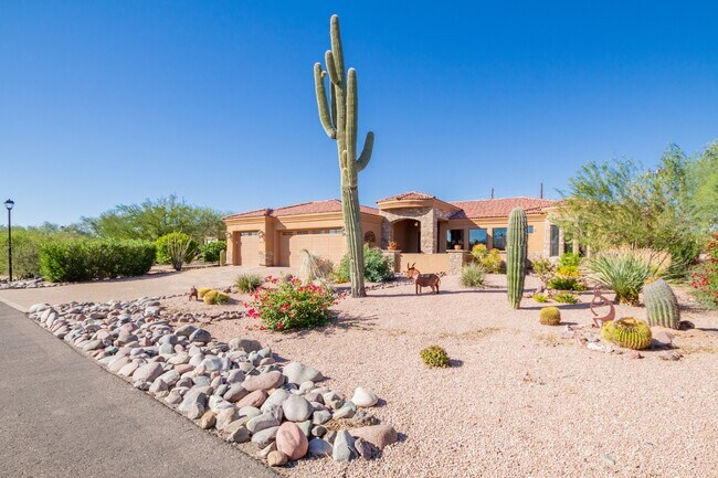 Stunning 3 bedroom, 2.5 bathroom home for lease in beautiful Rio Verde! - 26446 N Avenida del Ray