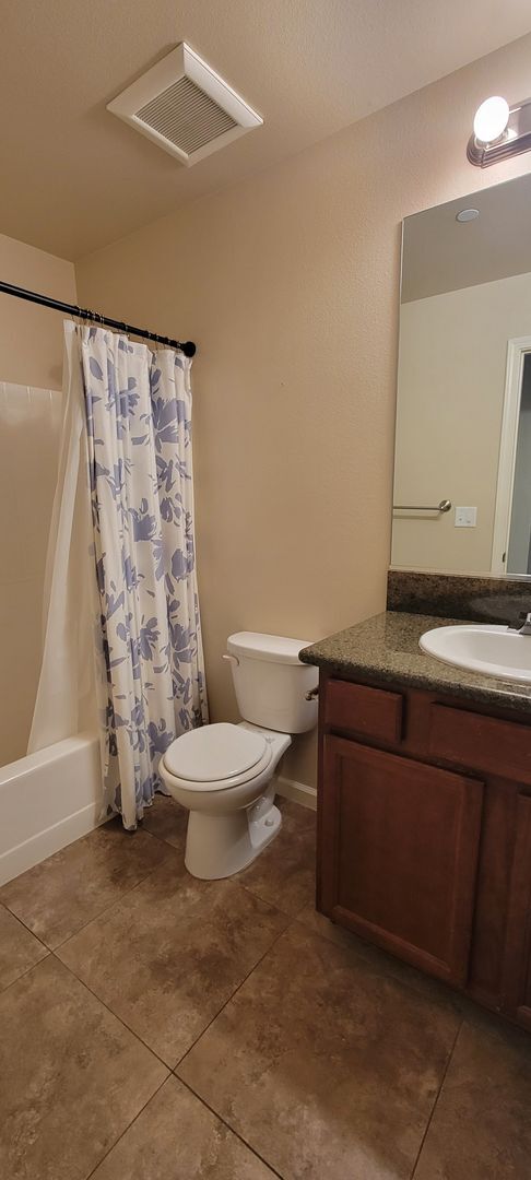 Building Photo - End Unit Condo In Highland Park Subdivision
