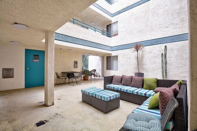 Building Photo - $3200 / Fabulous 2br / 2ba condo (Bankers ...