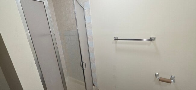 Building Photo - 2000 Square feet Duplex Southeast!  $1195