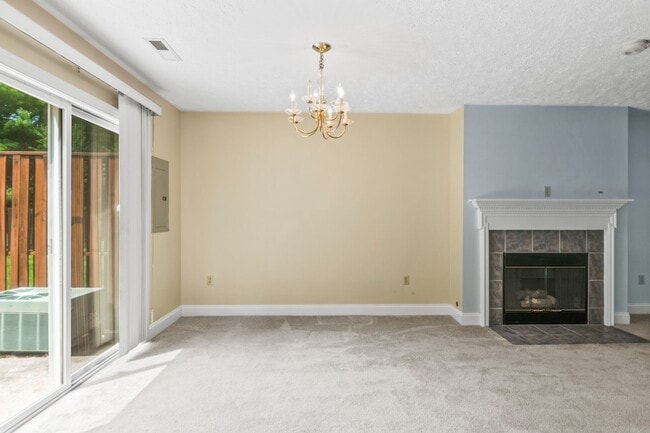 Building Photo - 3 bed/2.5 bath Off street parking