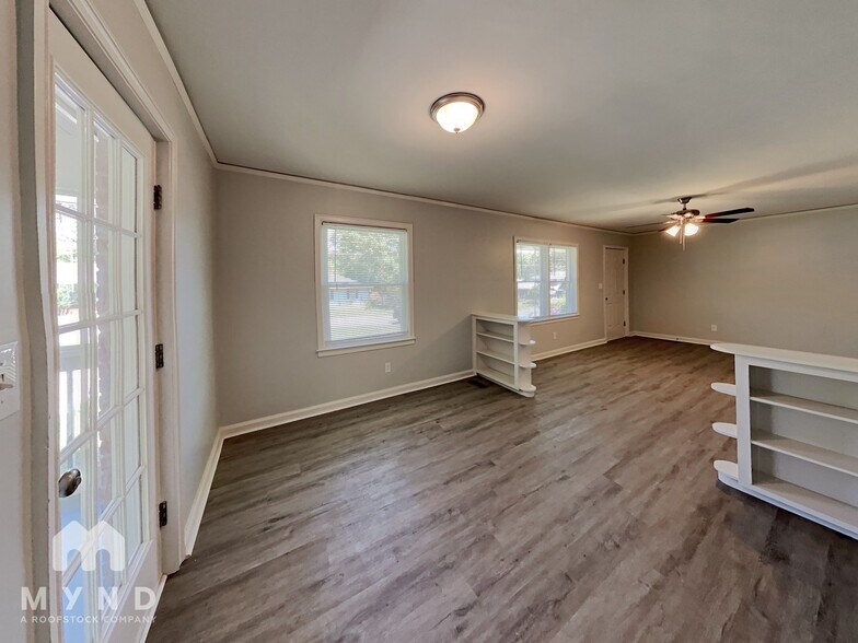 Building Photo - 837 Northview Dr