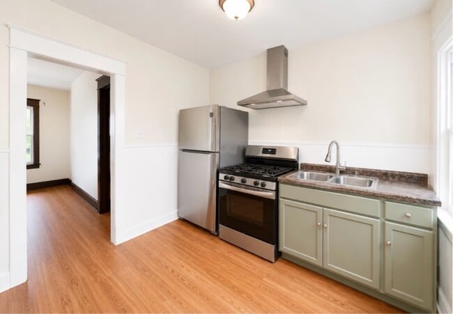 Building Photo - 99 Custer St
