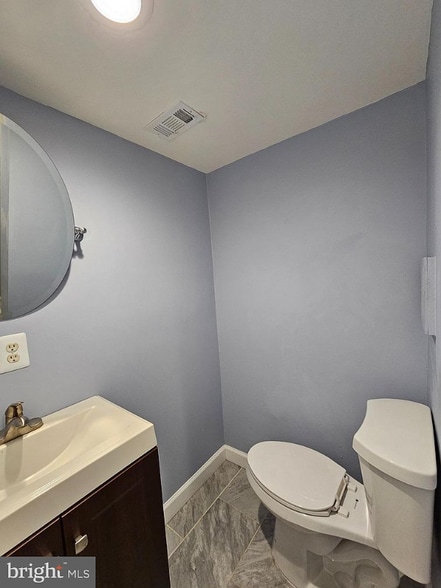 Building Photo - 6020 Regents Park Rd