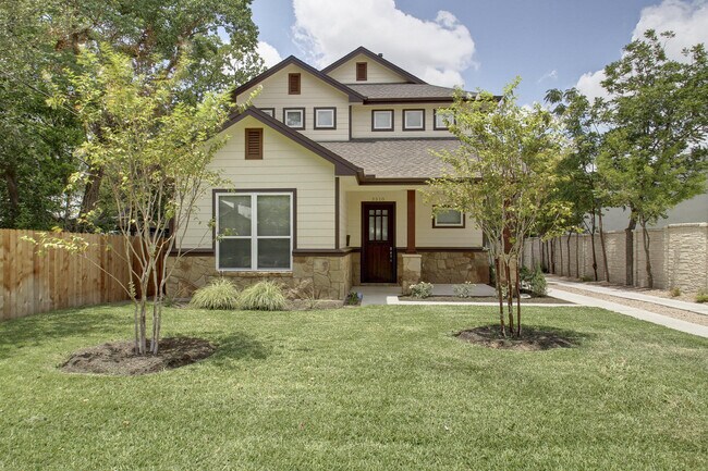 Building Photo - UT PRE-LEASE: Wood Floors, North Campus, Large Living Space, 2011 Construction, Custom High End K...