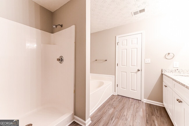 Building Photo - 2520 Lake Royale Dr