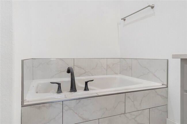 Building Photo - 6902 SW Basswood Ave