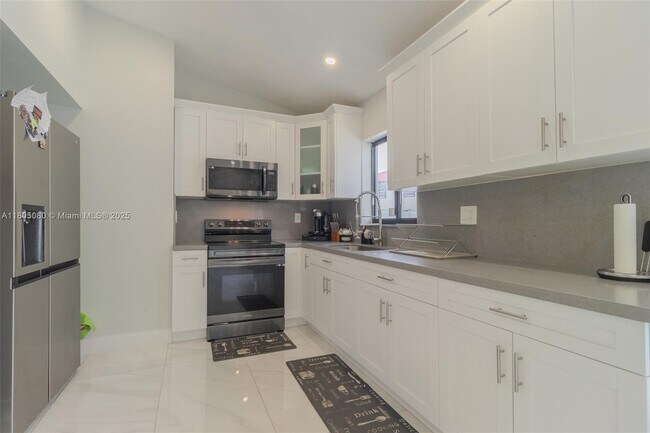 Building Photo - 15615 SW 63rd Ter