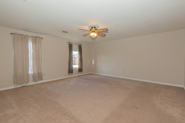 Building Photo - 4 bed, 3.5 bath Single Family Home in Charles Town, WV