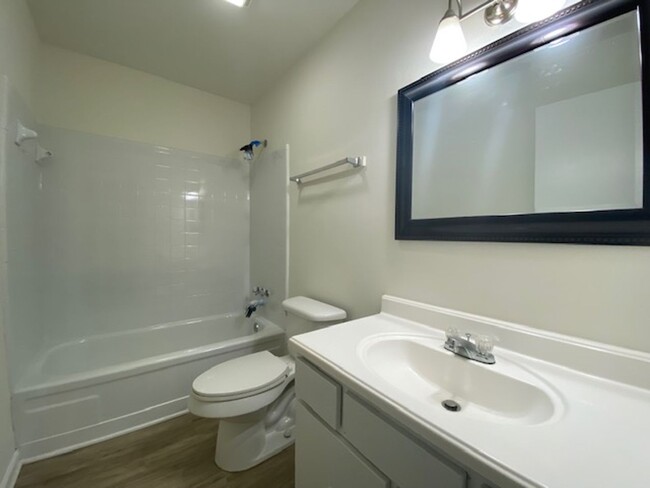 Building Photo - High Meadows - Spacious 2 bed, 1.5 bath Ga...