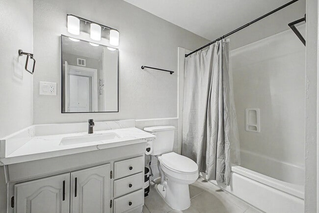 Building Photo - 8730 E Rancho Vista Dr