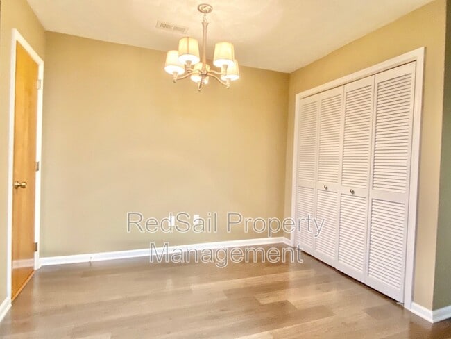 Building Photo - 211 Crestwood Ct