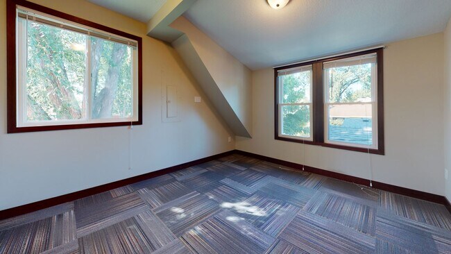 Building Photo - Recently renovated  7 bedroom house