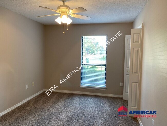 Building Photo - 2365 Hemlock Dr