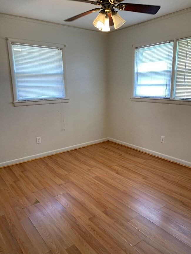 Building Photo - 3bed/1bath close to Southwest drive.