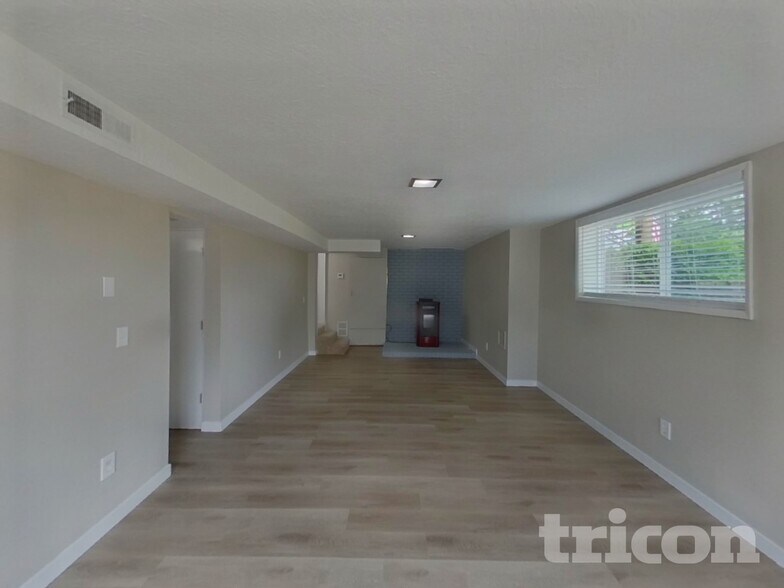 Building Photo - 4201 NE 51st St