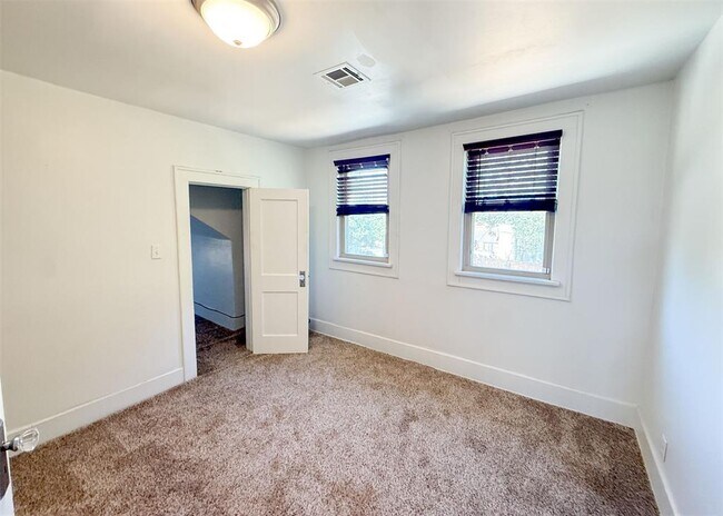 Building Photo - 1741 W Park Pl