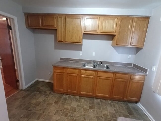 Building Photo - 3 bedroom/1.5 bath now available! $1300/mo!