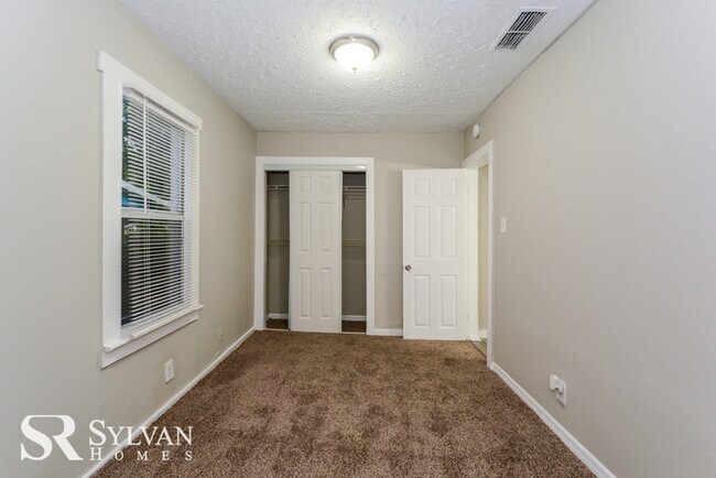 Building Photo - Cute, cozy and comfortable