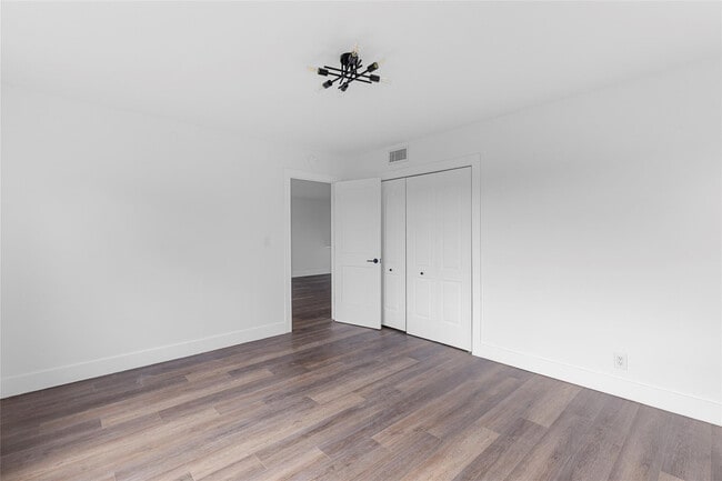 Building Photo - 2800 N Palm Aire Dr