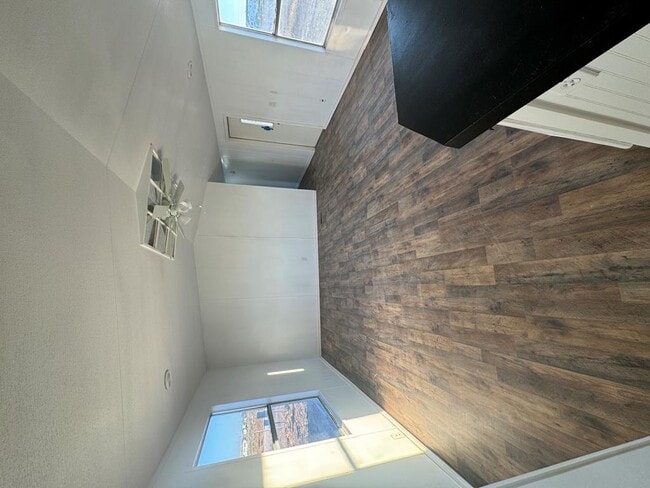 Building Photo - 14574 W 3rd St