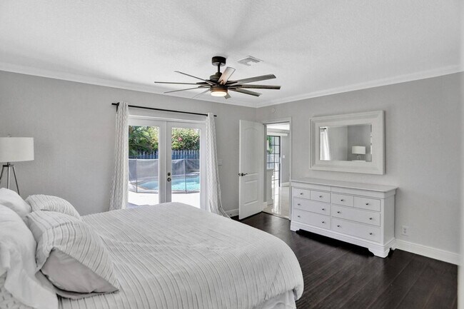 Building Photo - 2600 NE 52nd Ct