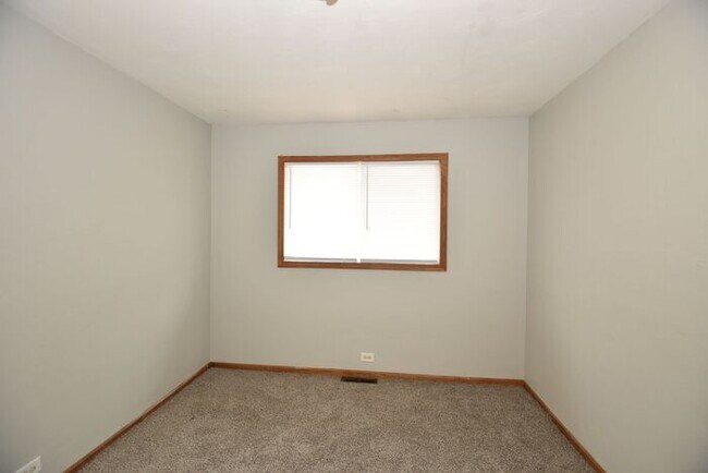 Building Photo - Mishawaka 3 bedroom ranch with large family room and fenced yard