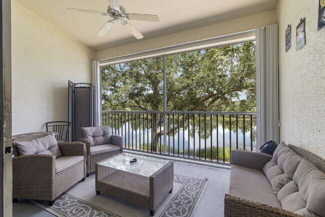 Building Photo - Charming 2-Bed, 2-Bath Condo Retreat with 1,309 Sq Ft in Fort Myers' Premier Locale!