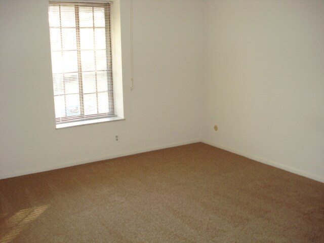Building Photo - 6560 Kingsbridge Dr