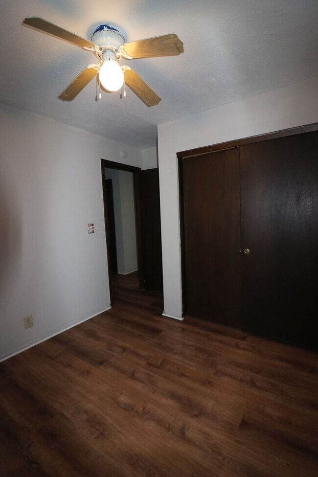 Building Photo - Beautifully built 2 bedroom house with huge backyard!