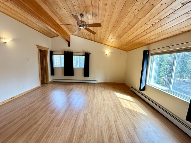 Building Photo - CHARMING LOG HOME!