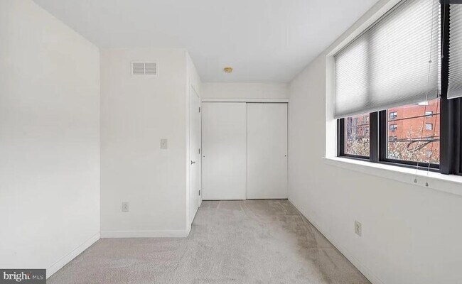 Building Photo - 928 Wallace St