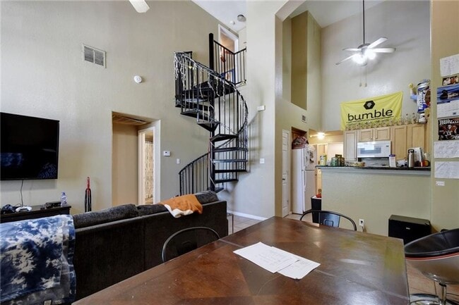 Building Photo - West Campus Condo Under $1000/Bedroom Walk...