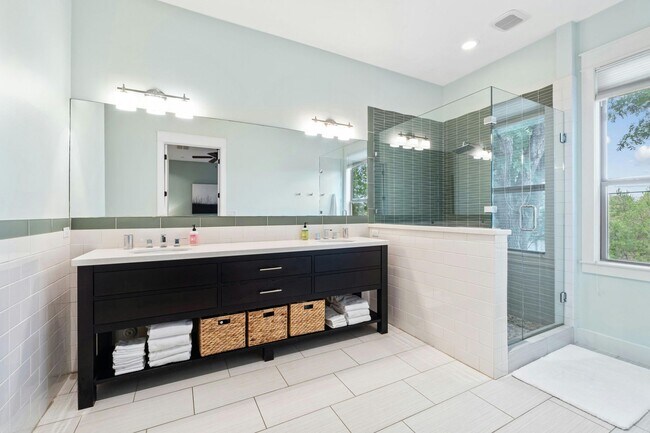 Building Photo - Beautiful 4-Bed Home in Highland Park West...