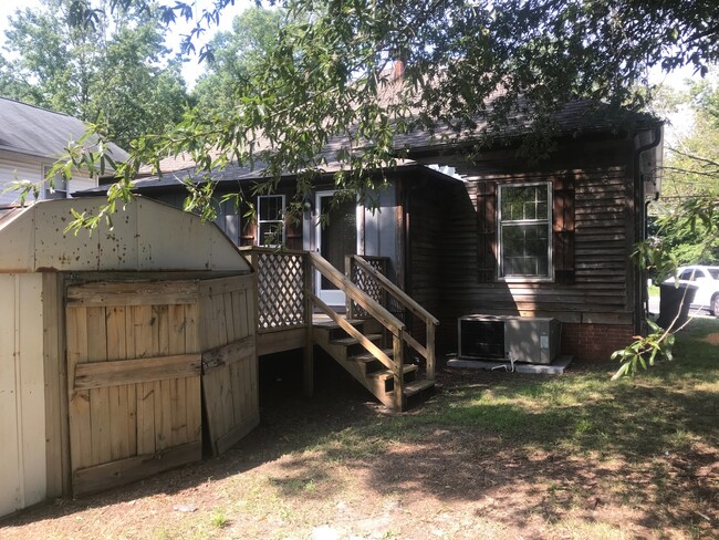 Building Photo - 2 Bedroom, 1 Bath Home - Washer/Dryer Incl...