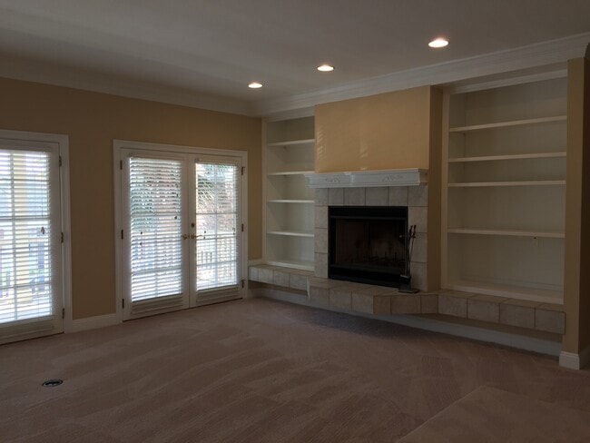 Building Photo - Pensacola - Downtown - 2 bedroom, 2 bathroom - water and sewer included