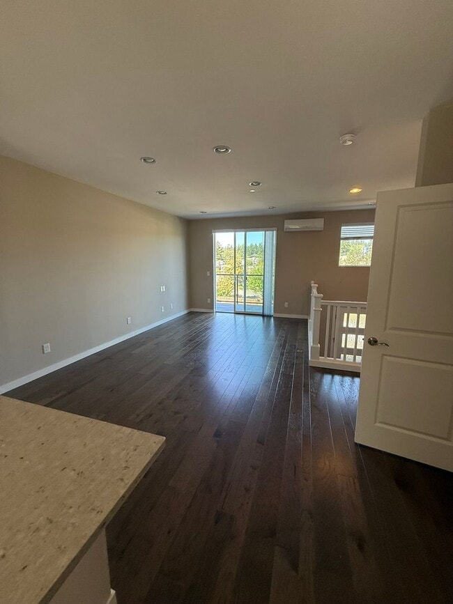 Building Photo - 3bd/2.25ba Lake Forest Park Townhome
