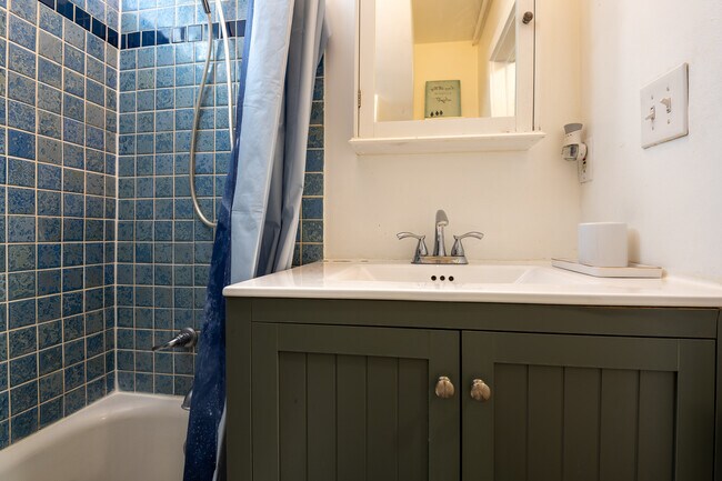 Building Photo - 1039 Evarts St NE