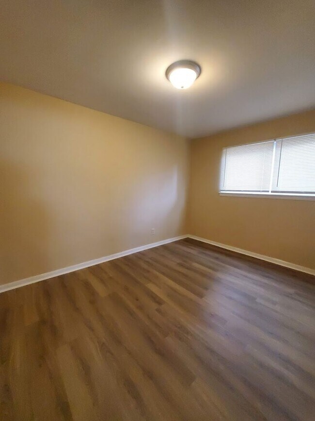 Building Photo - Absolutely Adorable two bedroom is move in...