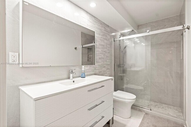 Building Photo - 6039 Collins Ave