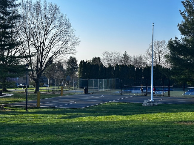 Building Photo - 1067 Treeline Dr